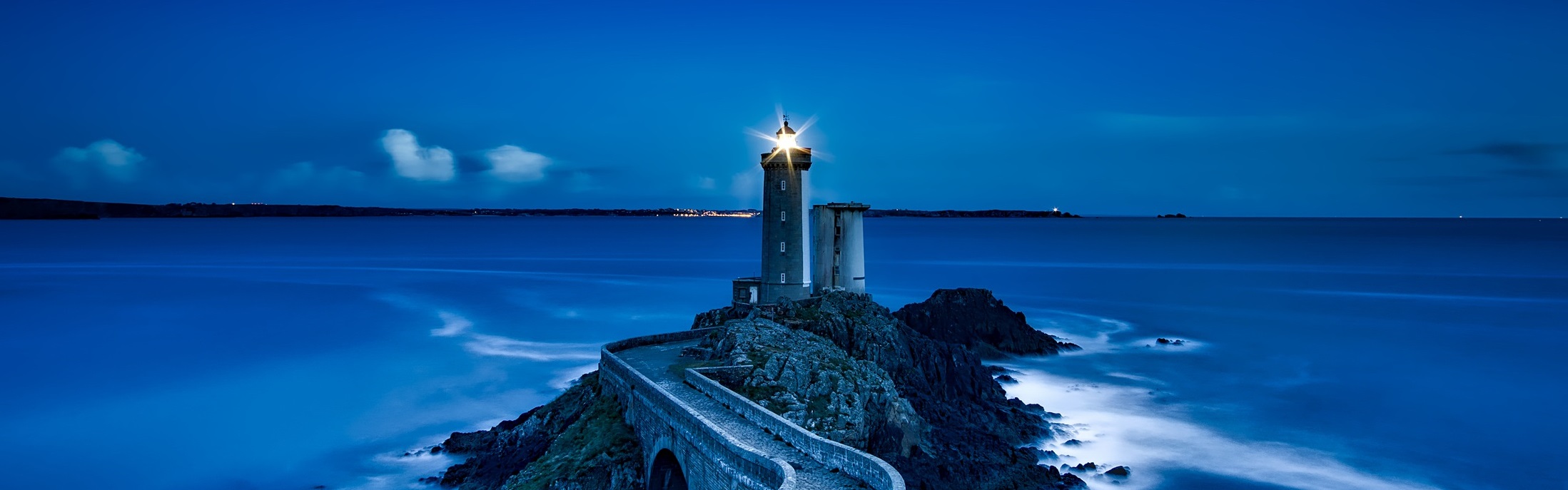 A light tower - Description automatically generated